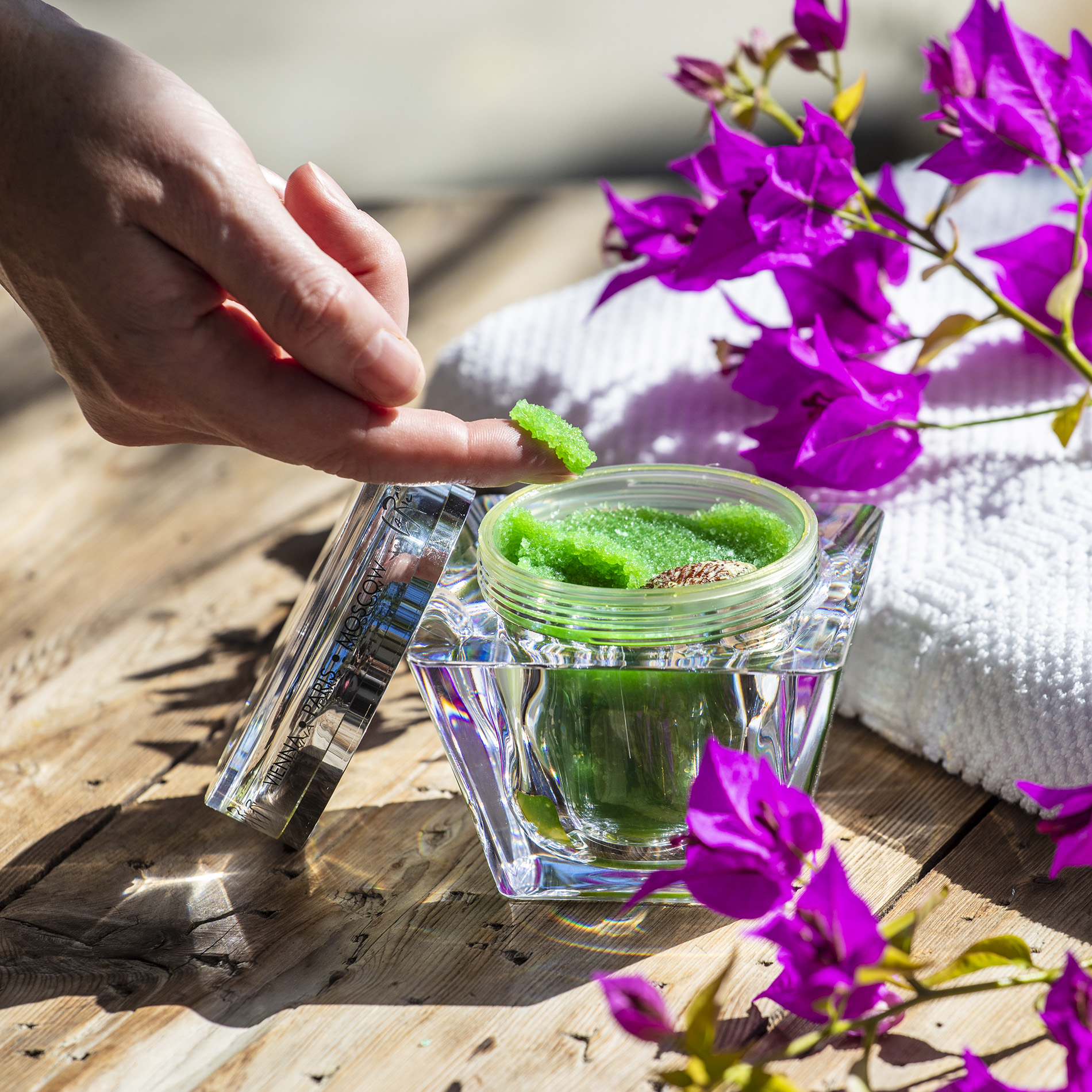 Aroma Spa Peeling ‘Oceanic Voyage’ in Glasdose mit geöffnetem Deckel und sichtbarer grüner Peeling-Masse